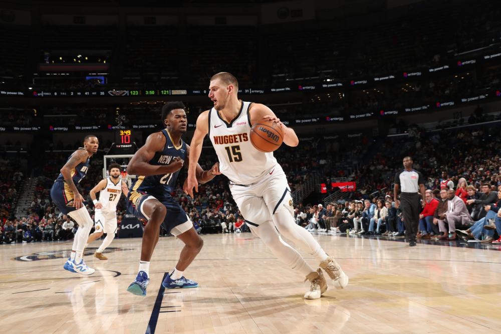 利物浦vs普雷斯顿 赛前双方球员球场中央默哀悼念若塔兄弟