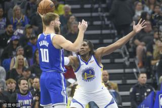 东契奇稍微抬了一下手,断送了一位小球迷的篮球梦,笑得可开心了