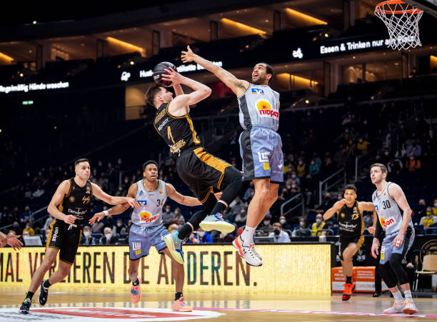 我问AI国足客场对阵沙特胜算几成?它们这样回答.