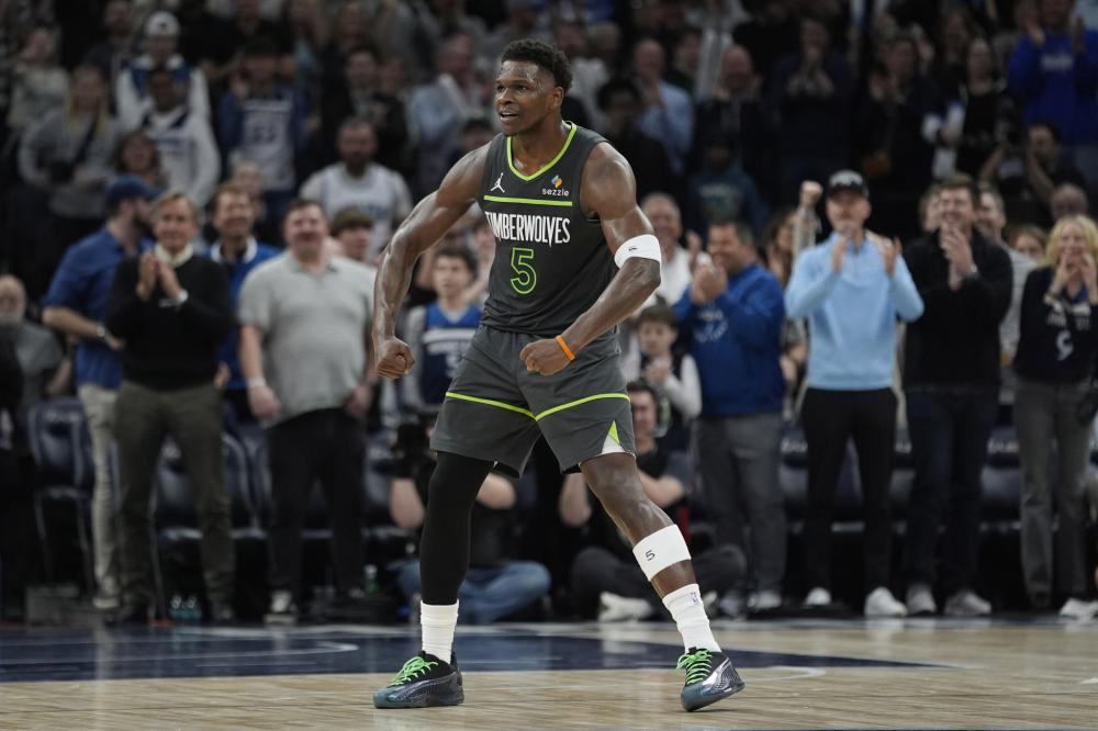 他在接受采 他在接受采